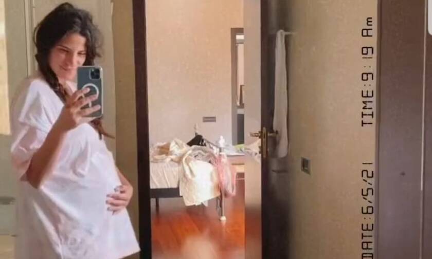 Χριστίνα Μπόμπα: Αγουροξυπνημένη χορεύει μπροστά στον καθρέφτη