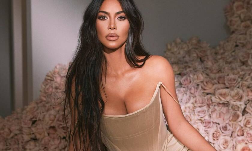Πιο sexy από ποτέ η Kim Kardashian - Ποζάρει με κατάξανθα μαλλιά και hot μαγιό (photos)