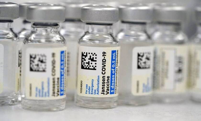 Κορονοϊός: Η φωτογραφία της ημέρας στην Πάτρα - Εμβολιάστηκε κρατώντας σαμπουάν johnson & johnson
