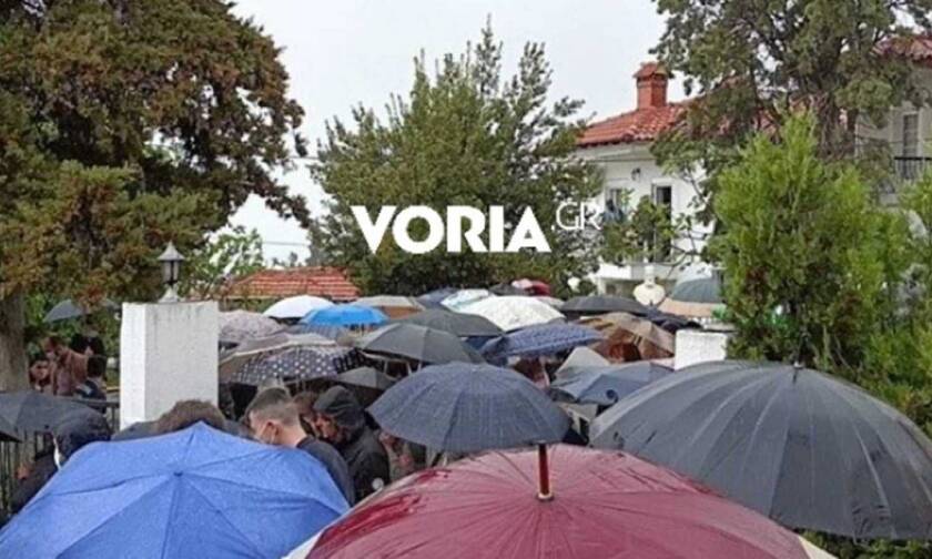 Κορoνοϊός - Θεσσαλονίκη: Πλήθος κόσμου σε κηδεία ιερέα που πέθανε από τον ιό