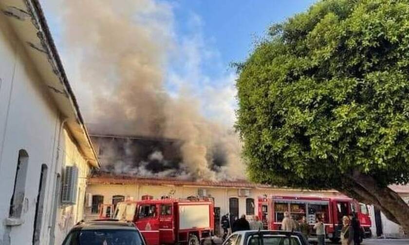 Συναγερμός στη Κρήτη για μεγάλη πυρκαγιά σε αποθήκη