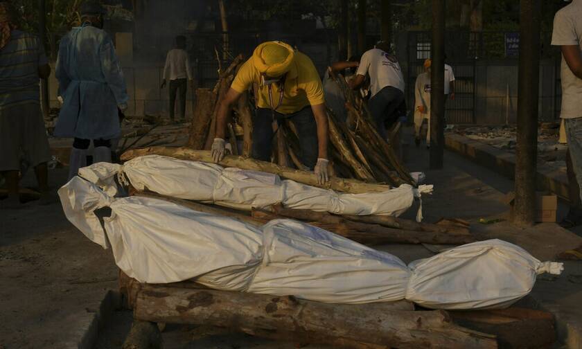 Φρίκη στην Ινδία: Δεκάδες πτώματα πιθανών θυμάτων του κορονοϊού ξεβράστηκαν στις όχθες του Γάγγη