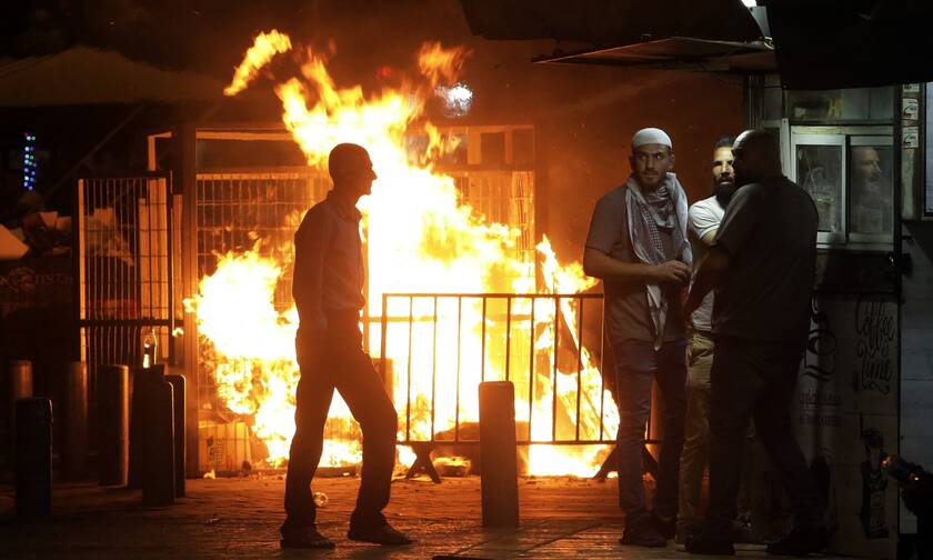 Η Ιερουσαλήμ στις φλόγες: Ολονύχτιες συγκρούσεις - Εκκλήσεις για ηρεμία από τη διεθνή κοινότητα