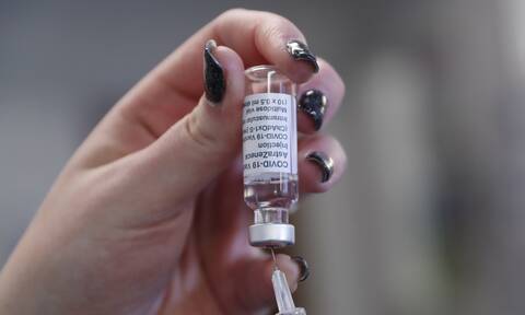 H EE δίνει «σκόντο» τριών μηνών στην Astrazeneca για να παραδώσει τα εμβόλιά της με έναν όρο