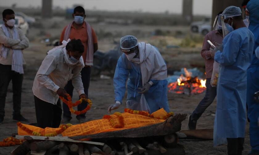 Ινδία- Κορονοϊός: Δεκάδες πτώματα συνεχίζει να ξεβράζει ο Γάγγης