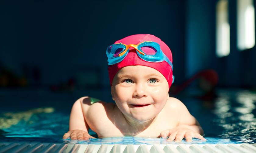 Πώς θα μάθετε στα μικρά παιδιά να κολυμπούν