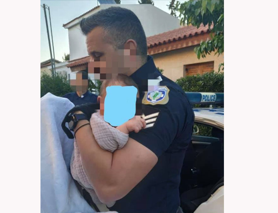φωτογραφία του αστυνομικού με το μωρό στα Γλυκά Νερά