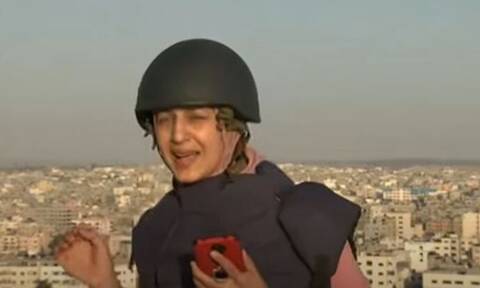 Γάζα: Δημοσιογράφος τρέχει να κρυφτεί γιατί βομβαρδίζεται διπλανό κτήριο ενώ είναι on air (vid)