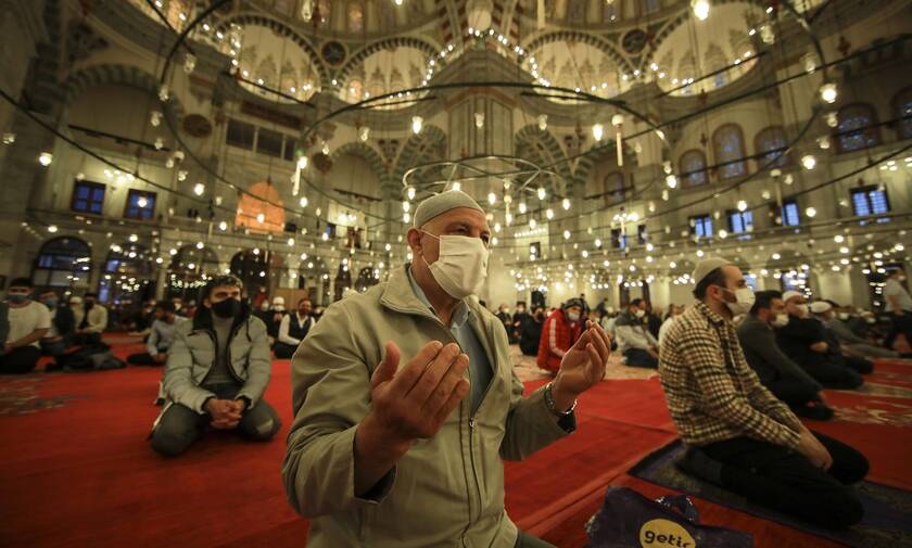 Νέα τουρκική πρόκληση: Χιλιάδες μουσουλμάνοι προσευχήθηκαν για το Μπαϊράμι μέσα στην Αγιά Σοφιά