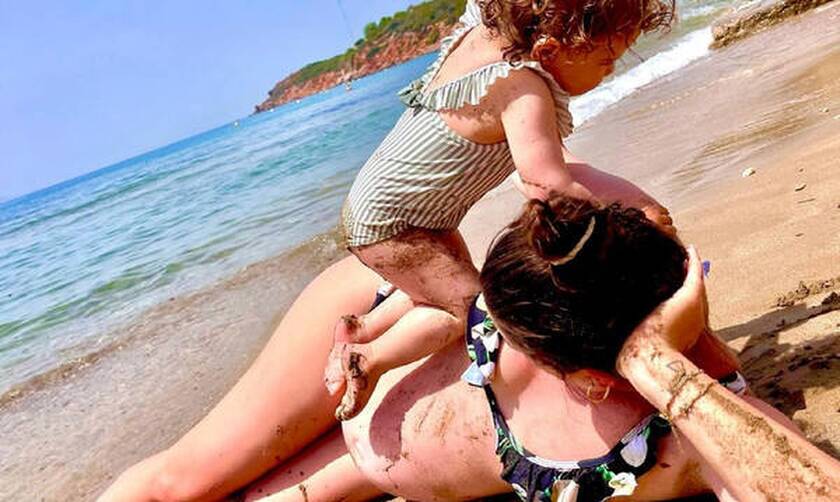 Διάσημη Ελληνίδα φωτογραφίζεται στην παραλία λίγο πριν γεννήσει