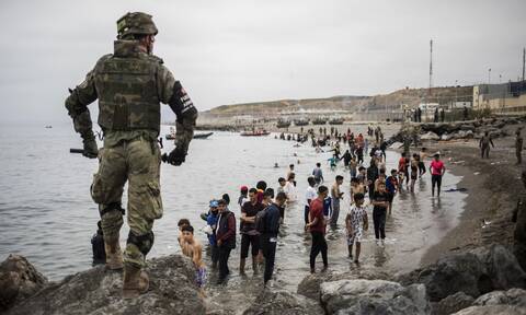 Ισπανία: Μεταναστευτική κρίση στη Θέουτα - Aναπτύσσεται στρατός στα σύνορα με το Μαρόκο