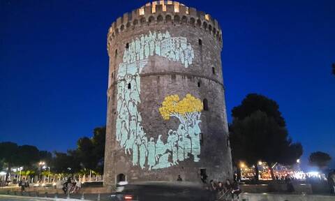 Θεσσαλονίκη: Με το σήμα της Γενοκτονίας φωτίστηκε ο Λευκός Πύργος