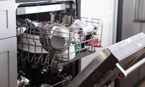 Προσοχή: Τι δεν πρέπει να βάζουμε μέσα στο πλυντήριο πιάτων