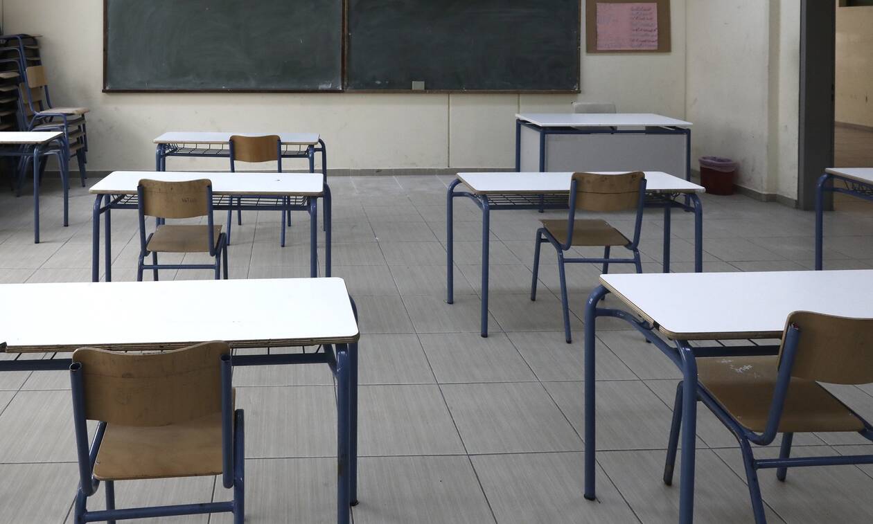 «Φαντάζεσαι να μπαίνω στην τάξη και να σε αγκαλιάζω»: Σοκάρουν τα μηνύματα του δασκάλου σε μαθήτριες