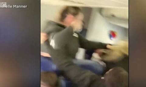 Βίντεο: Άγρια επίθεση σε αεροσυνοδό λόγω μάσκας - Έξαρση των επεισοδίων σε πτήσεις