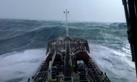 Τρομακτικές εικόνες: Πετρελαιοφόρο δίνει μάχη με τα μανιασμένα κύματα στη μέση του Ατλαντικού