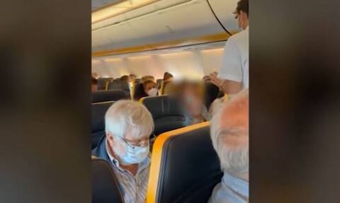 Χαμός σε πτήση: Aρνήθηκε να φορέσει μάσκα και άρχισε να φτύνει και να κλωτσάει (vid)