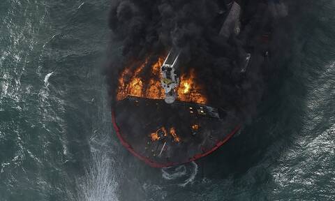 Περιβαλλοντική καταστροφή καρέ-καρέ: Πλοίο με χημικά βουλιάζει στα ανοιχτά της Σρι Λάνκα