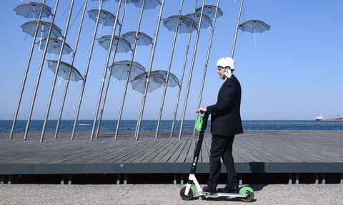 Θεσσαλονίκη: Βόλτα στην παραλία με ηλεκτρικό πατίνι για τον Τζέφρι Πάιατ