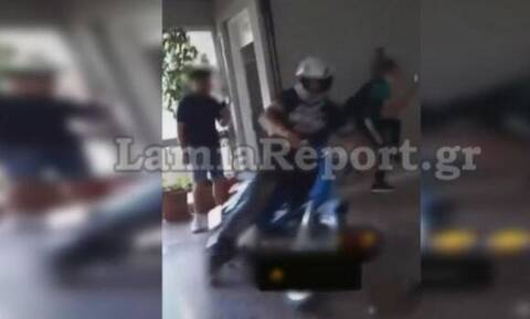 Λαμία: Χαμός σε λύκειο - Μαθητής «μπούκαρε» με μηχανάκι (video)