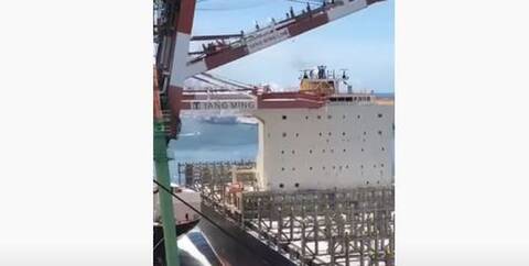 Βίντεο: Μεγάλο φορτηγό πλοίο χτύπησε γερανό σε λιμάνι της Ταϊβάν