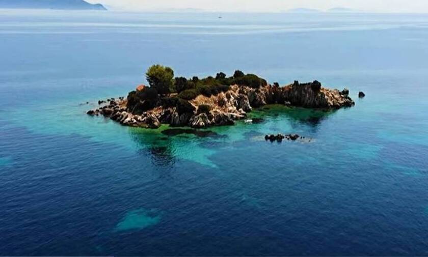 Ιθάκη: «Μαγεύει» το νησάκι του Αγίου Νικολάου στο ατελείωτο γαλάζιο