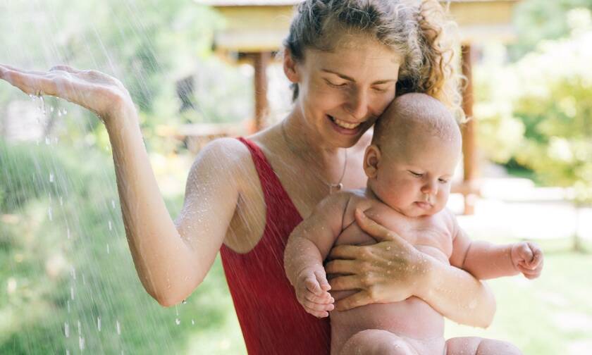Πώς θα προστατεύσετε το μωρό από τη ζέστη το καλοκαίρι