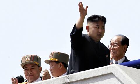 Bόρεια Κορέα: Ο  Κιμ Γιονγκ Ουν κήρυξε πόλεμο στα…τζιν, τα «ξενόφερτα» φιλμ και την…αργκό