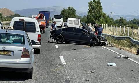 Σοκαριστικό τροχαίο στην Ε.Ο. Τρικάλων - Λάρισας: Αυτοκίνητο έπεσε σε κιγκλιδώματα (pics)