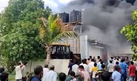 Τραγωδία στην Ινδία: Δεκατοκτώ νεκροι από πυρκαγιά σε εργοστάσιο χημικών (vid)