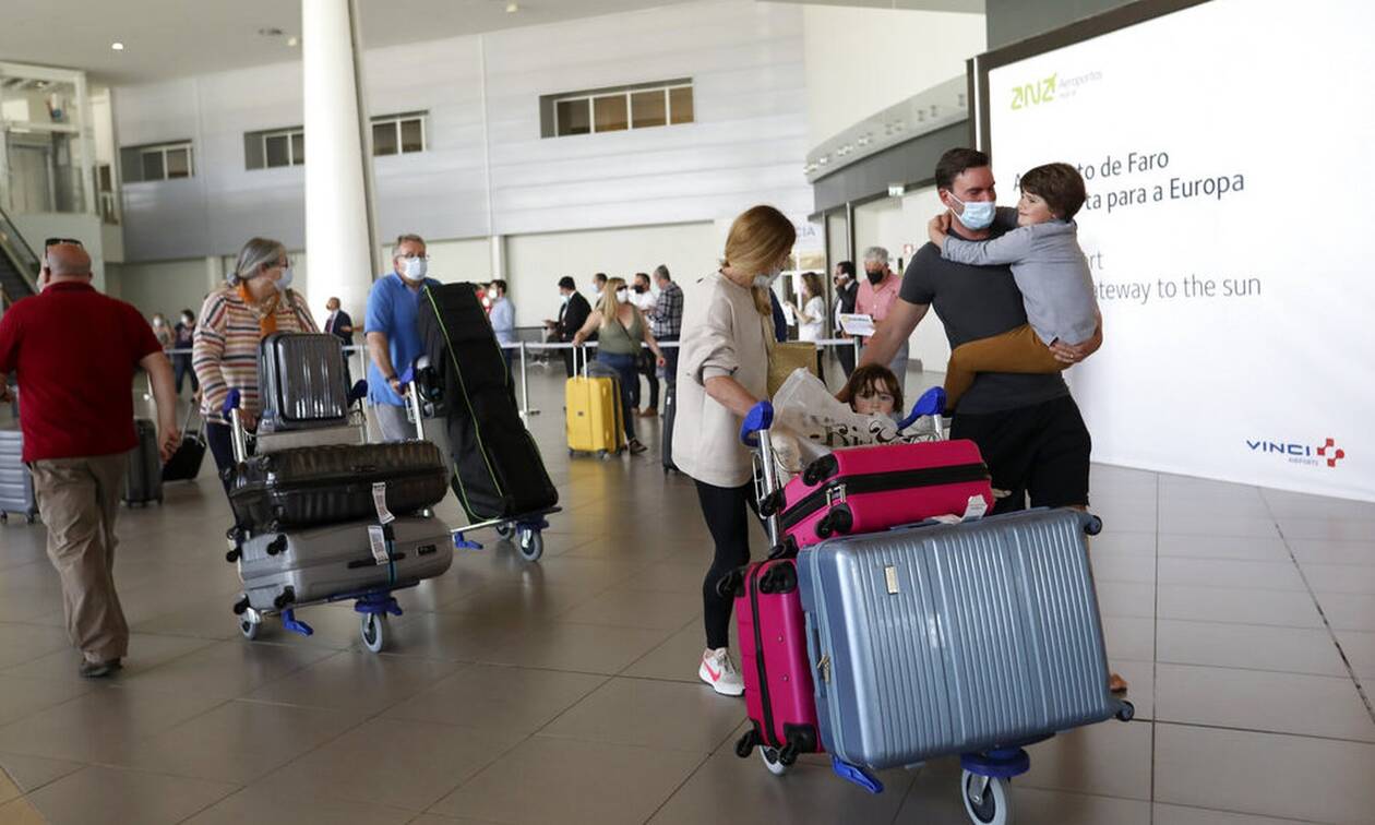 Πορτογαλία: Βρετανοί τουρίστες σπεύδουν να επιστρέψουν στη χώρα τους για να γλυτώσουν την καραντίνα