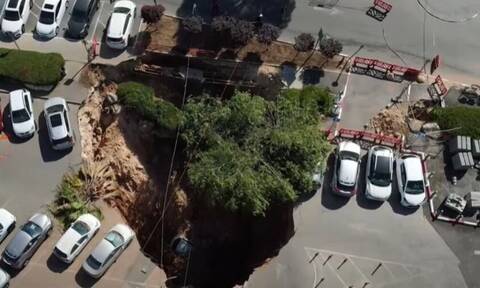 Ισραήλ: Η στιγμή που μία τεράστια τρύπα στο έδαφος «καταπίνει» αυτοκίνητα -Δείτε το βίντεο