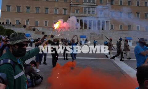 Απεργία: Έξω από τη Βουλή η μεγάλη συγκέντρωση - Καπνογόνα, συνθήματα και «Bella Ciao»