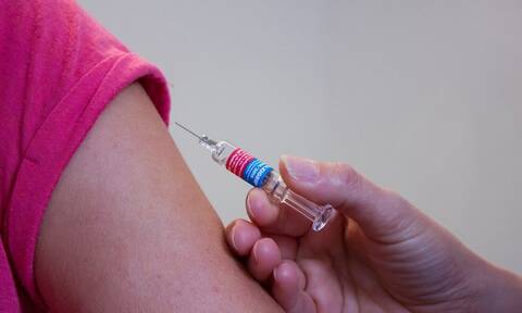 Άλλο υπευθυνότητα και υποχρέωση κι άλλο «δια ροπάλου» εμβολιασμός