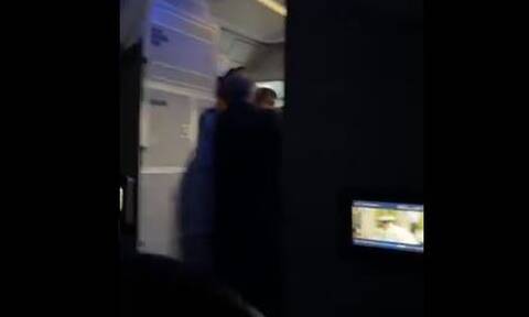 Βίντεο: Επεισόδιο με επιβάτη που πήγε να ανοίξει πόρτα εν πτήσει σε αεροπλάνο της Delta Air Lines