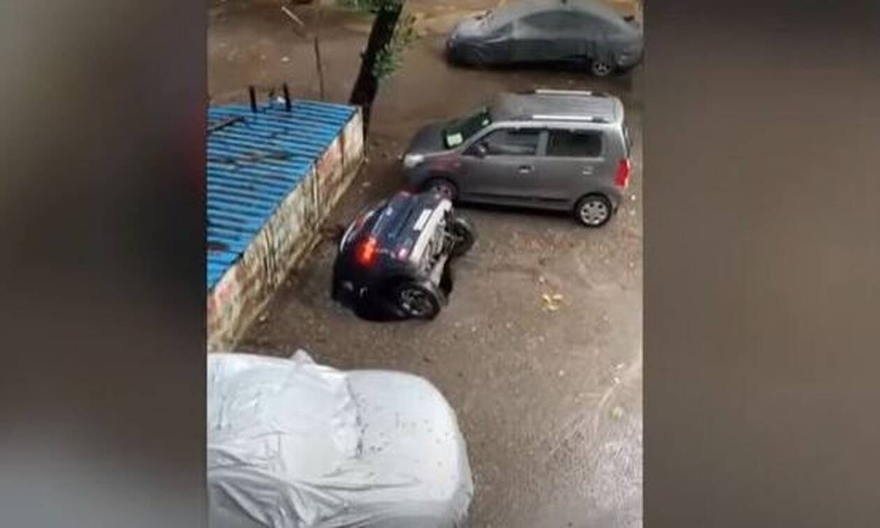 Ινδία: Άνοιξε ο δρόμος και «κατάπιε» αυτοκίνητο – Σοκαρισμένος ο ιδιοκτήτης του