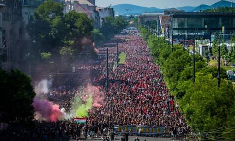 Euro 2020: Απίστευτες εικόνες από την Ουγγαρία – Χιλιάδες στους δρόμους ενόψει Πορτογαλίας