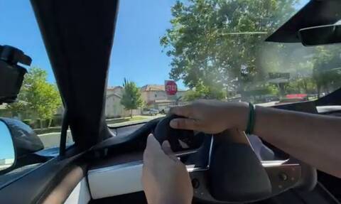 Δείτε πως στρίβει κανείς με το περίεργο τιμόνι της Tesla