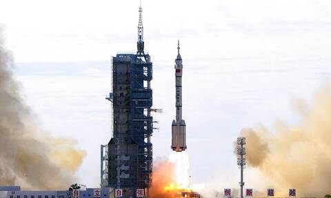 Ιστορική στιγμή για την Κίνα: Απογειώθηκε το επανδρωμένο διαστημόπλοιο Shenzhou-12