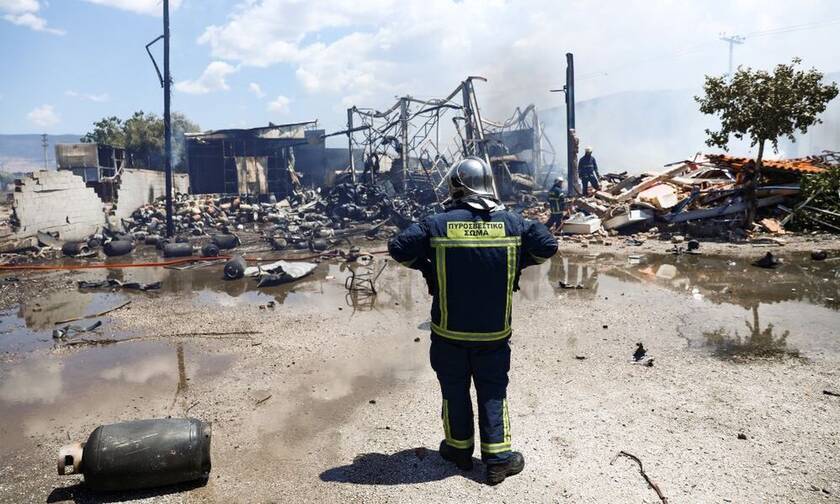 Φωτιά στον Ασπρόπυργο: Εικόνες ολοκληρωτικής καταστροφής από την έκρηξη σε εργοστάσιο (pics)