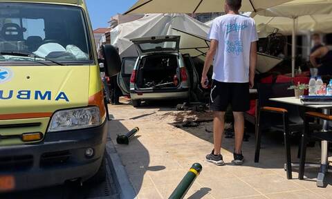 Αίγινα: Αυτοκίνητο καρφώθηκε σε ομπρέλα καφετέριας - Από θαύμα δεν τραυματίστηκε κανείς