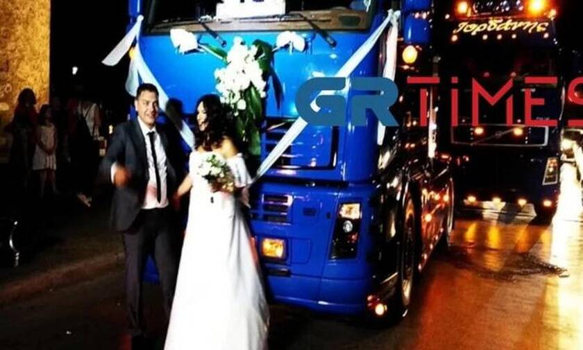Θεσσαλονίκη: Γαμήλια πομπή από νταλίκες - Εφτασαν στον Λευκό Πύργο