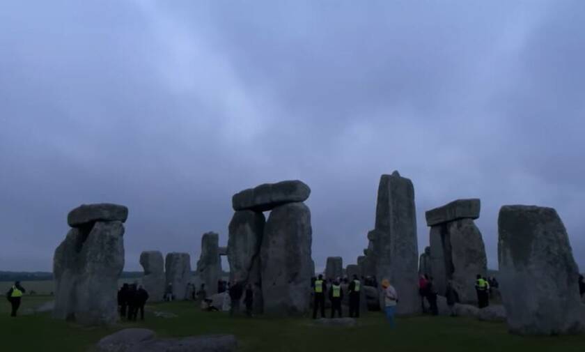 Stonehedge : «Πάρτι» για το θερινό ηλιοστάσιο με εκατοντάδες συγκεντρωμένους – Αψήφησαν τα μέτρα
