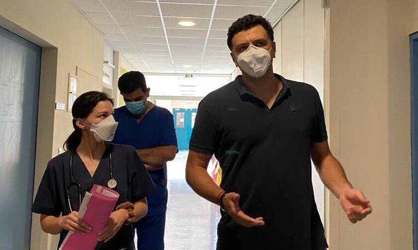 Βασίλης Κικίλιας: Ο υπουργός Υγείας επισκέφθηκε τη Μαριέττα Γιαννάκου στο 251 Νοσοκομείο Αεροπορίας