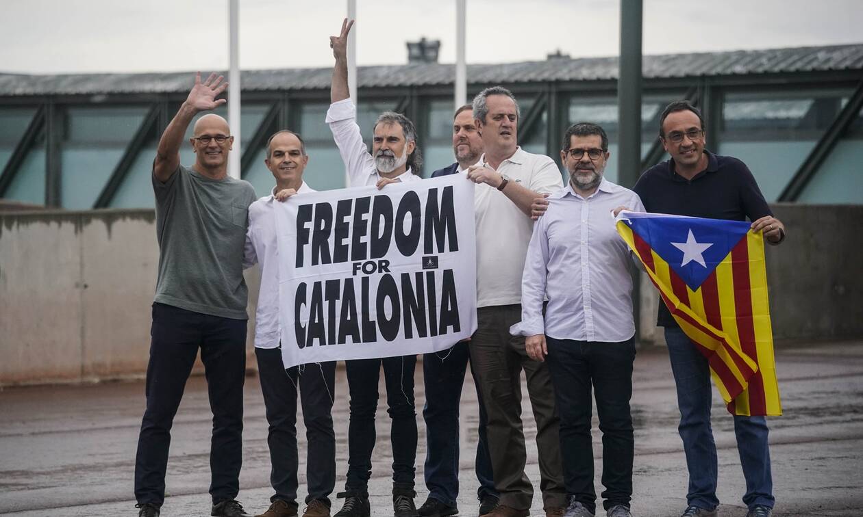 Ισπανία: Αποφυλακίστηκαν οι εννέα Καταλανοί ηγέτες - Η Μαδρίτη τους απένειμε χάρη