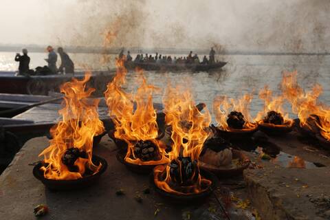 Ινδία: Δεκάδες πτώματα συνεχίζει να ξεβράζει ο Γάγγης -Το δράμα του κορονοϊού
