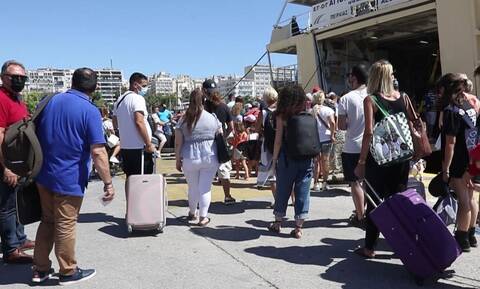Μετακινήσεις: «Γεμίζουν» τα νησιά – Σπεύδουν να ταξιδέψουν πριν τα νέα μέτρα οι πολίτες