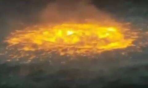 Mεξικό: «Μάτι της φωτιάς» - Διαρροή αερίου προκαλεί τεράστια φλόγα στην επιφάνεια του ωκεανού (Vid)