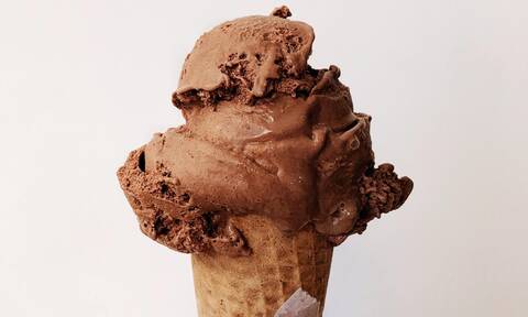 Φτιάξτε χωρίς παγωτομηχανή σπιτικό παγωτό σοκολάτας με 3 υλικά