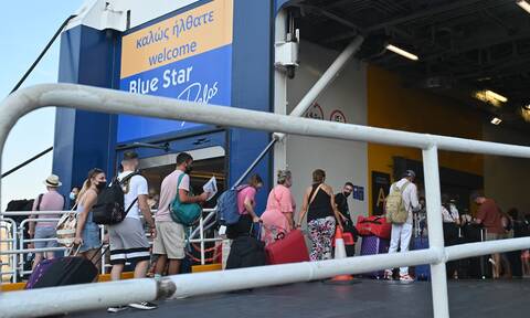 Απίθανο περιστατικό στο λιμάνι του Πειραιά: Εξοργισμένος επιβάτης άφησε το self test σε δημοσιογράφο